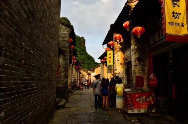 【小里帮忙】楼顶房檐装饰断裂脱落,居民路过”心慌慌“